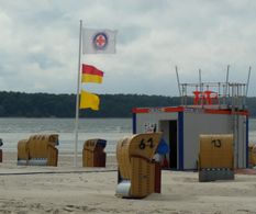 Wasserwacht im Einsatz, gelbe Flagge bedeutet  "Vorsicht" 