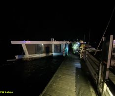 32 ein Hausboot hatte sich nachts losgerissen